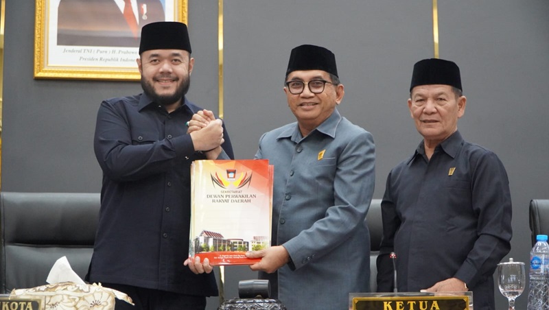 Wakil Ketua DPRD Matilizal Aye didampingi Osman Ayub serahkan persetujuan Perubahan KUA PPAS 2026 kepada Walikota Fadly Amran. 